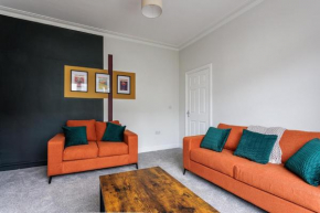 Modern 4-Bed Home Sleeps 6